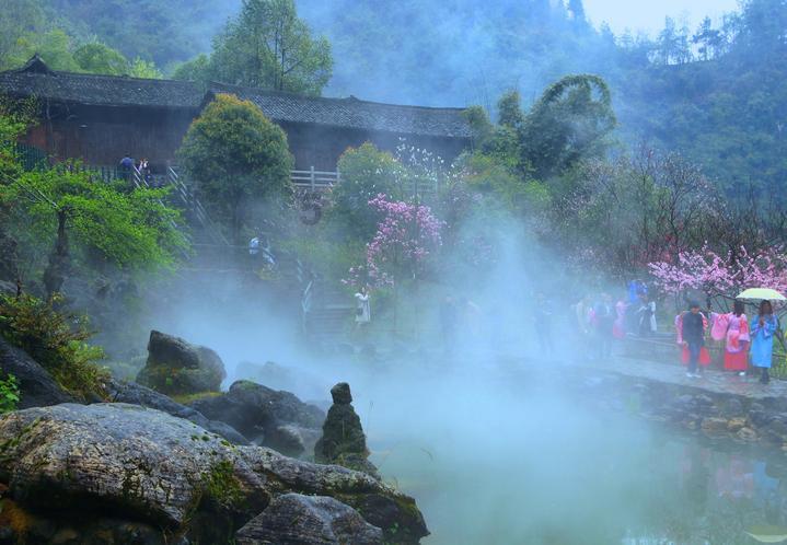 一两个月没清运 建筑垃圾在小区里面形成“垃圾山”