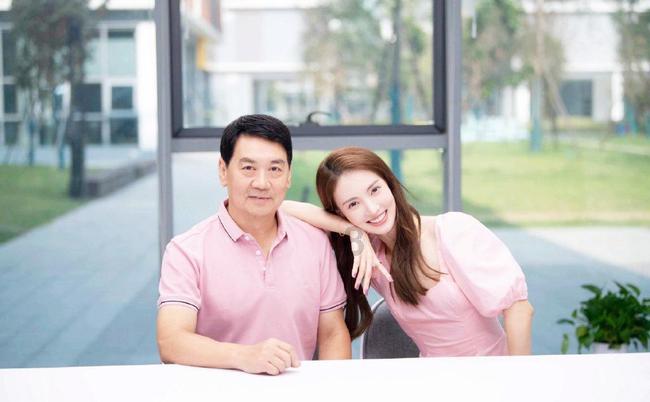 高领内搭搭配丝绸吊带连衣裙，圆脸女生到底适合怎样的穿搭？游戏画面
